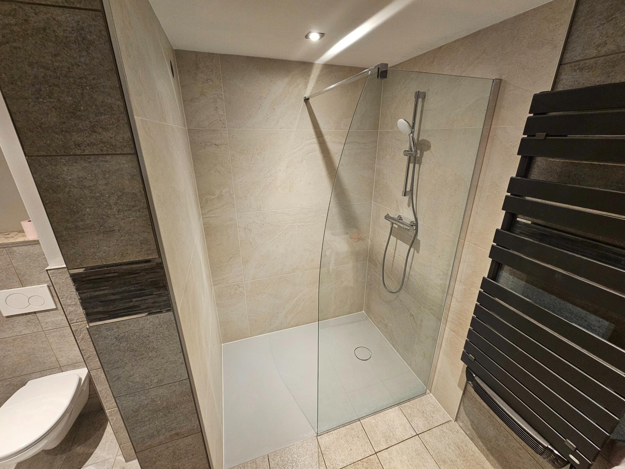 RENOVATION SALLE DE BAINS 04 2025 SANICOSI 1 | SaniCosi Quels critères pour bien choisir le pare-douche idéal lors d’une rénovation ? Illzach